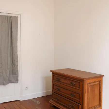 Spacious 3-room With Balcony In The Heart Of Paris