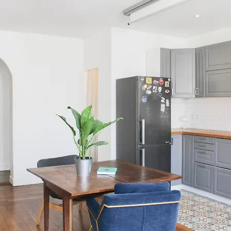 Spacious 3-room With Balcony In The Heart Of * Paris
